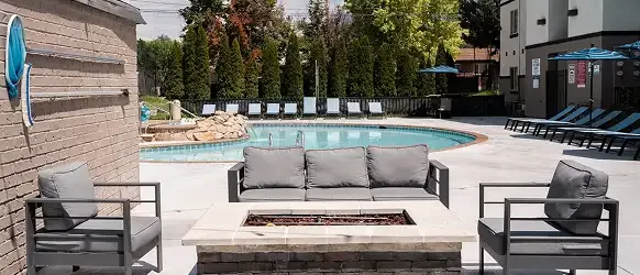The Crestwood - Pool Area
